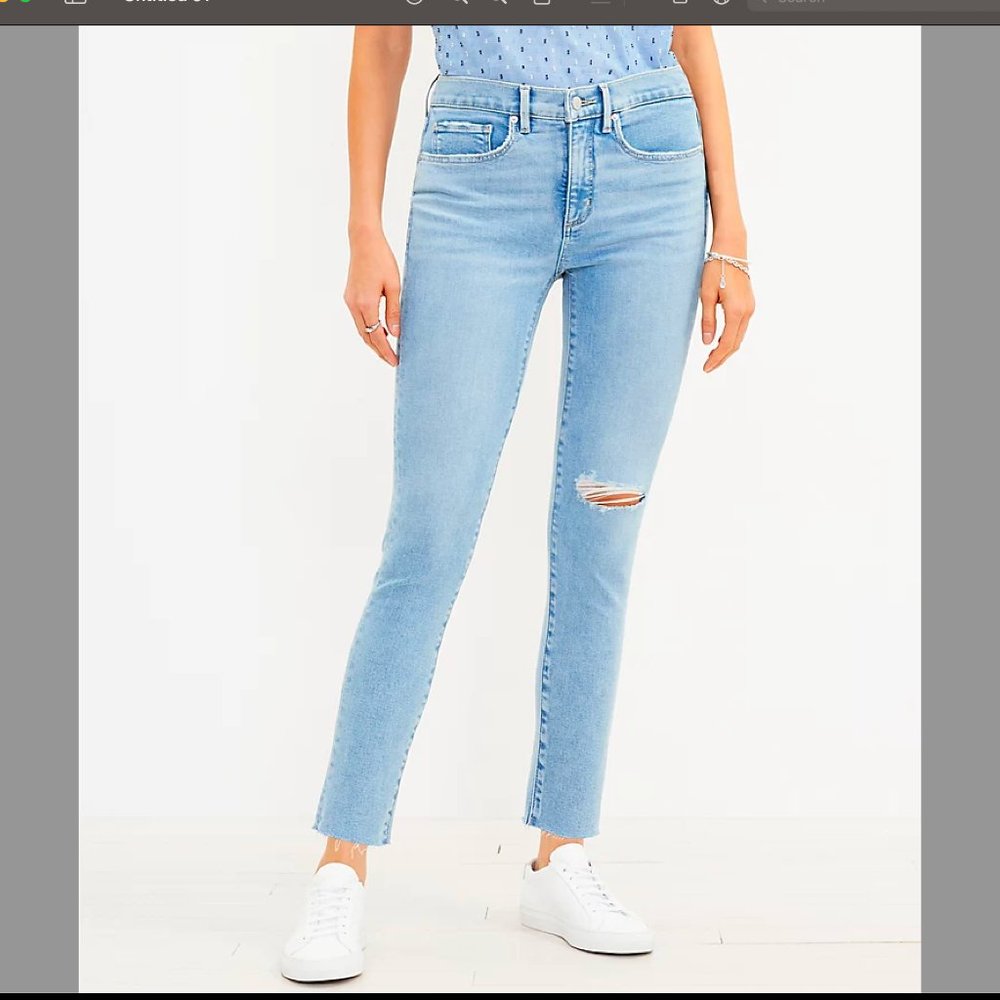 NWT LOFT Curvy Frayed Mid Rise Skinny Jeans in Authentic Light Indigo Wash